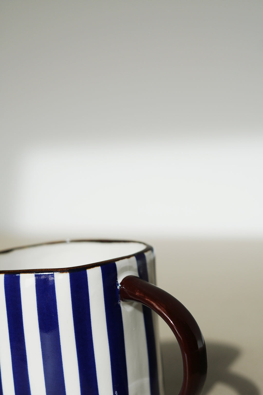 Mok Amalfi Bold kobaltblauw wit zijaanzicht - Néva Living