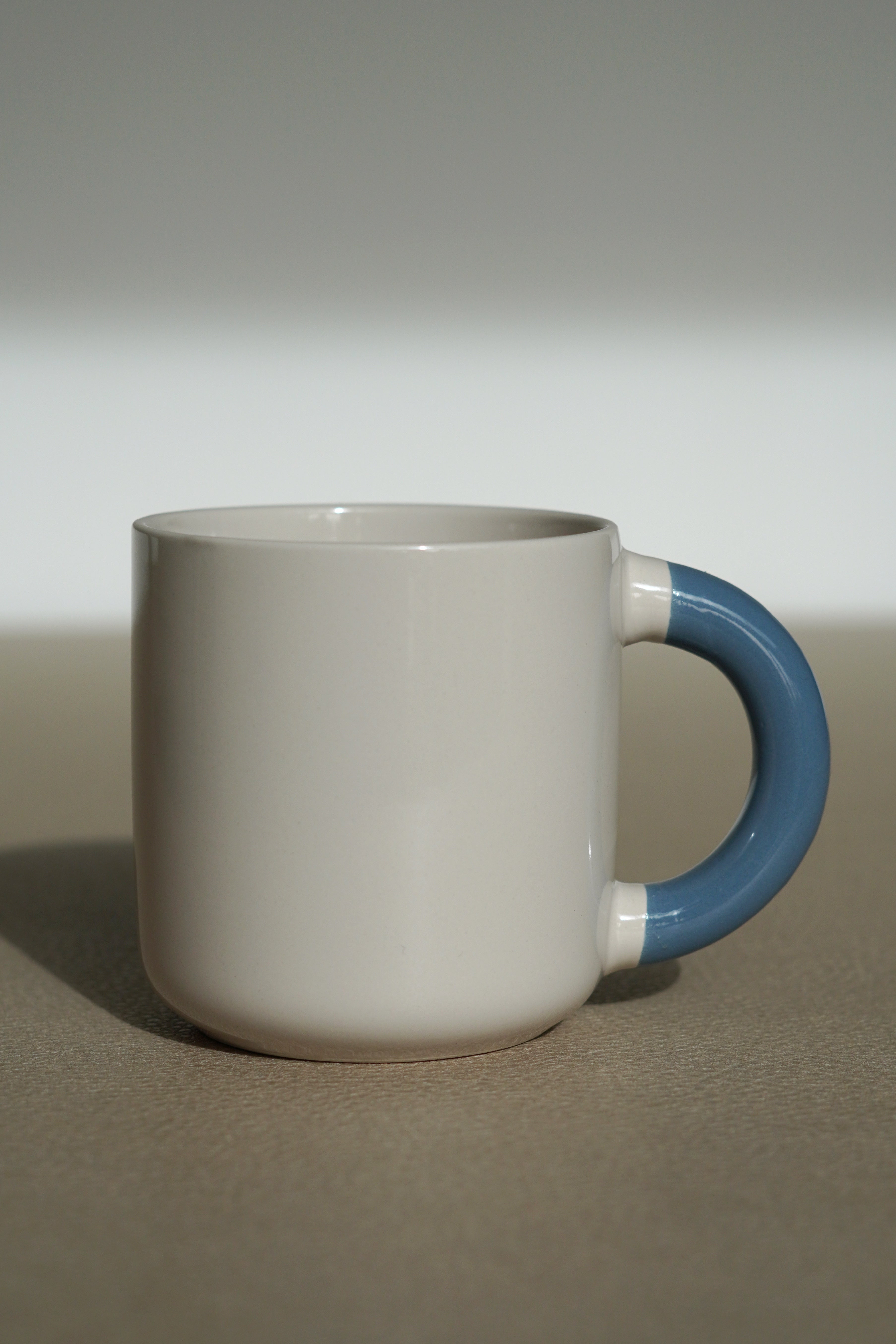 Mok Scandi Blue blauw zijaanzicht - Néva Living