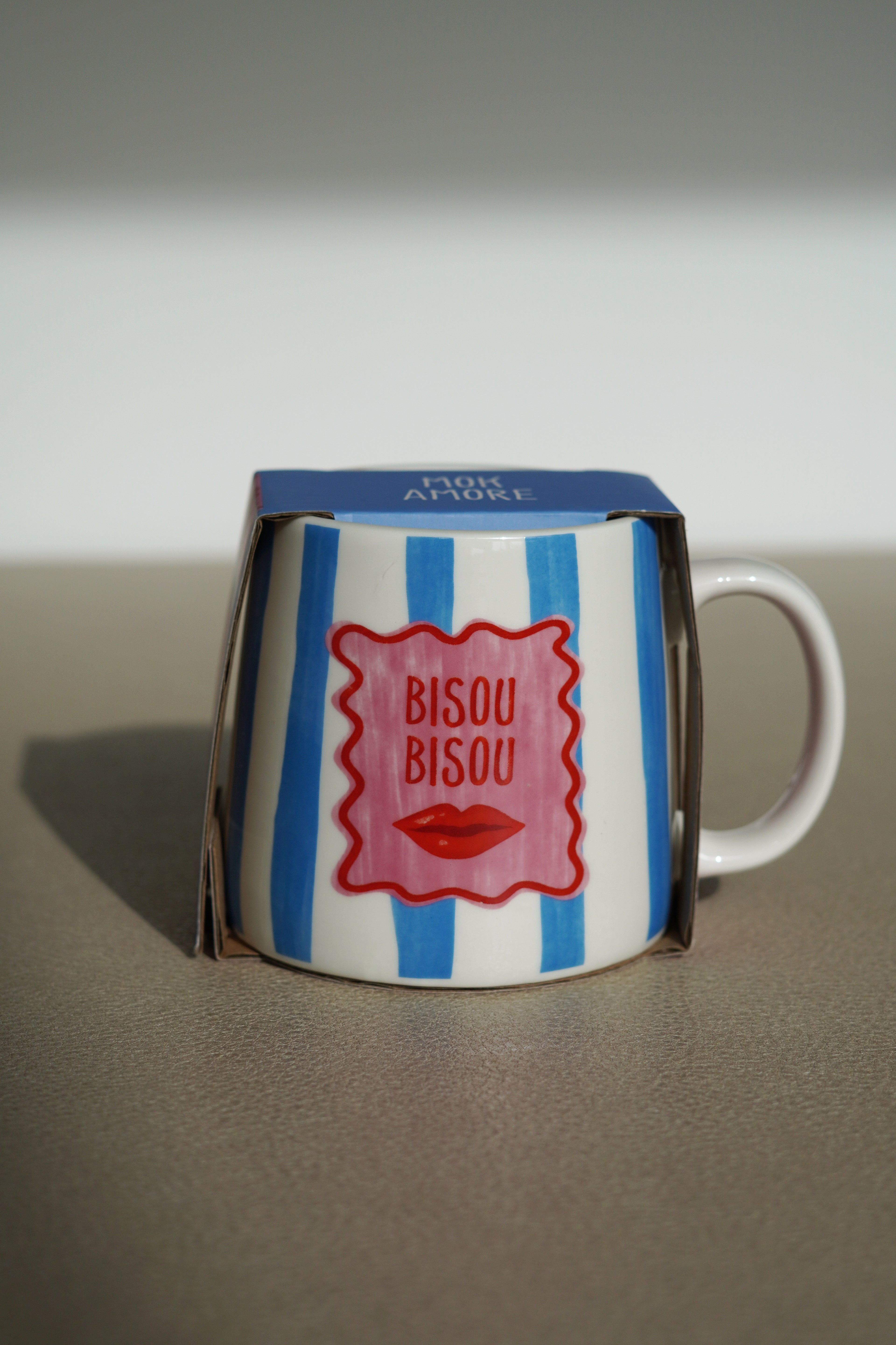 Keramische mok Amore blauw wit gestreept met roze detail - Néva Living