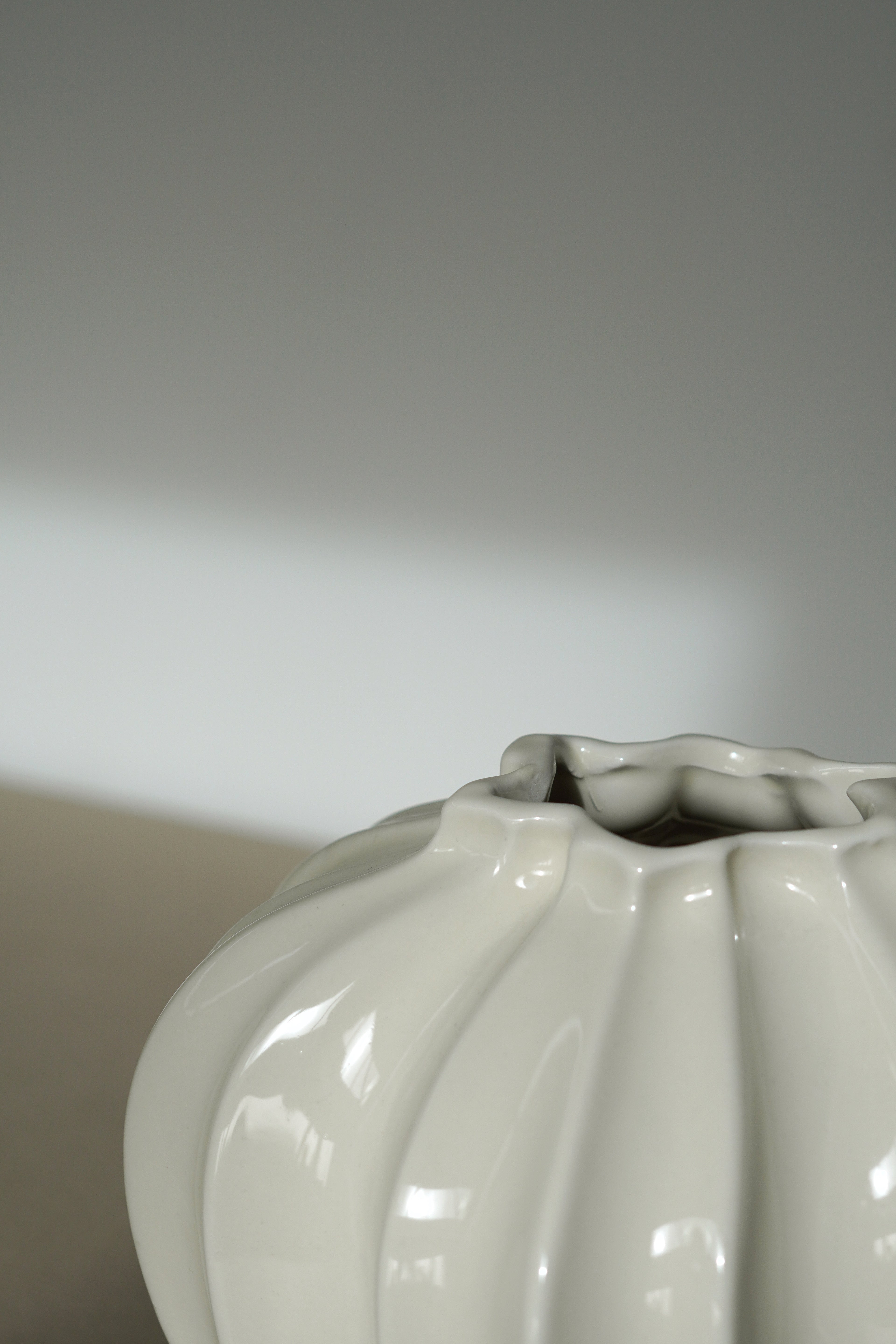 Vaas Flora naturel wit keramiek lifestyle interieur - Néva Living