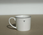 Mok Little Love wit zwart zijaanzicht - Néva Living