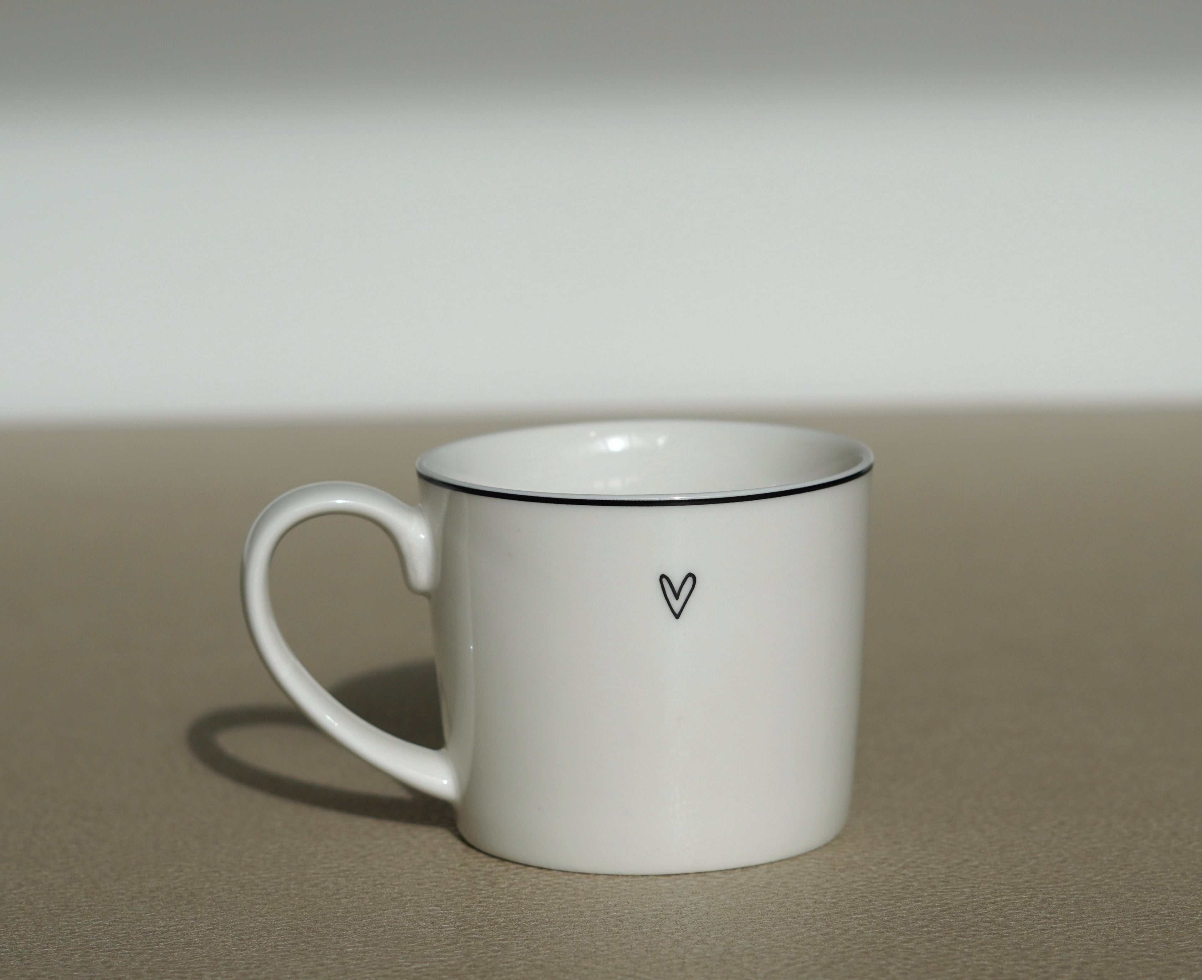 Mok Little Love wit zwart zijaanzicht - Néva Living