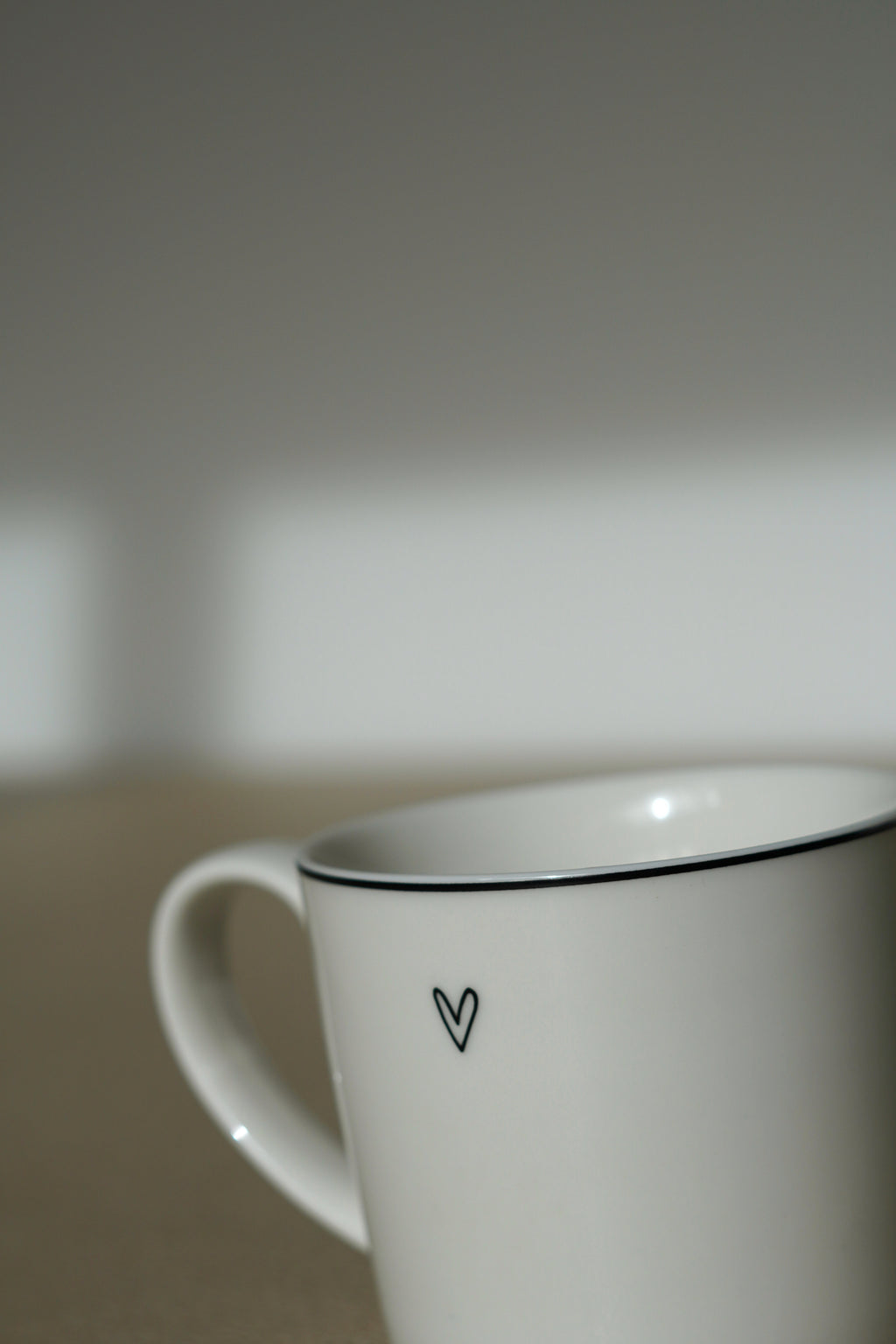 Mok Little Love wit zwart lifestyle styling - Néva Living