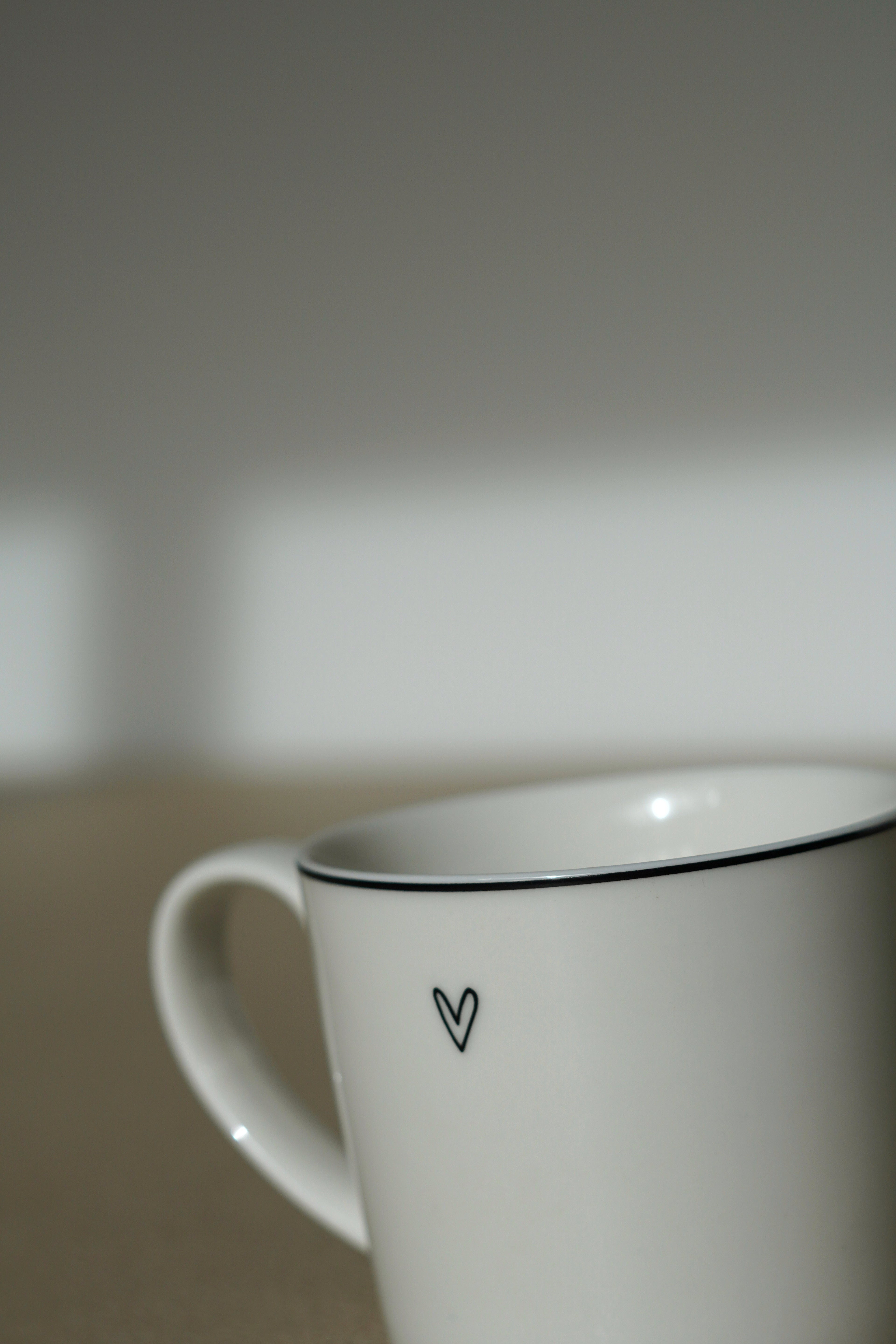 Mok Little Love wit zwart lifestyle styling - Néva Living