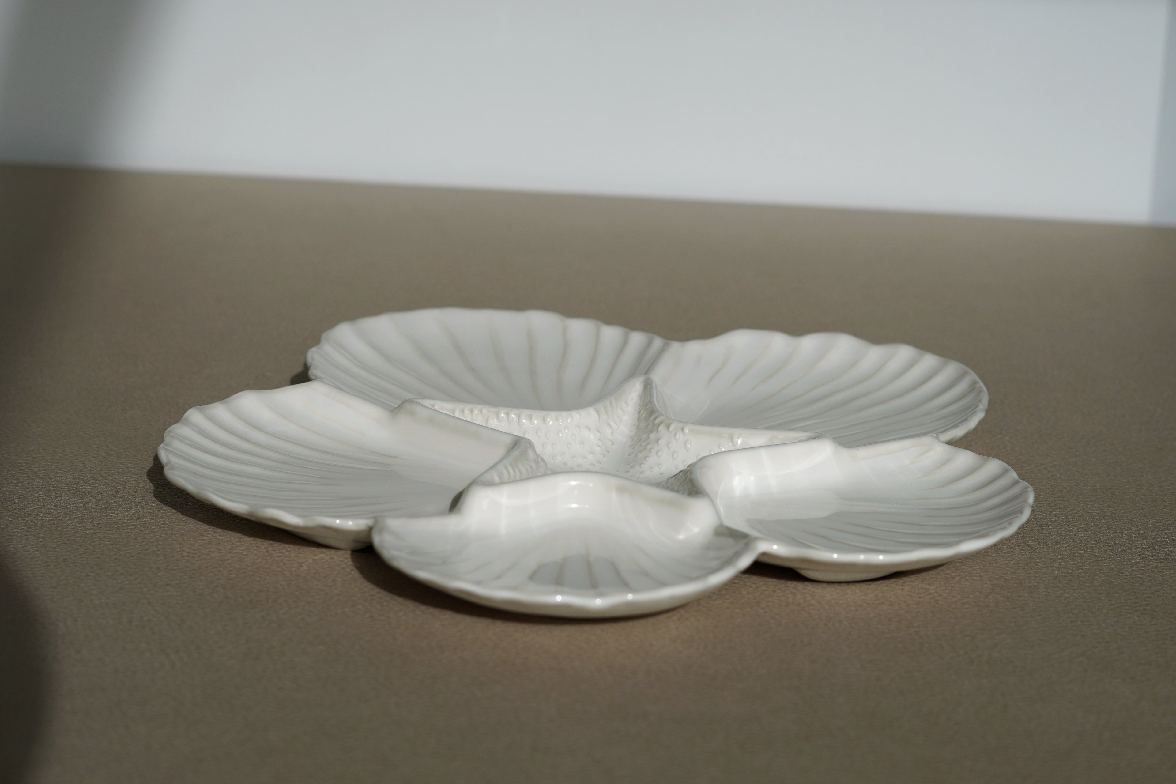 Borrelschaal Shell wit keramiek lifestyle styling - Néva Living