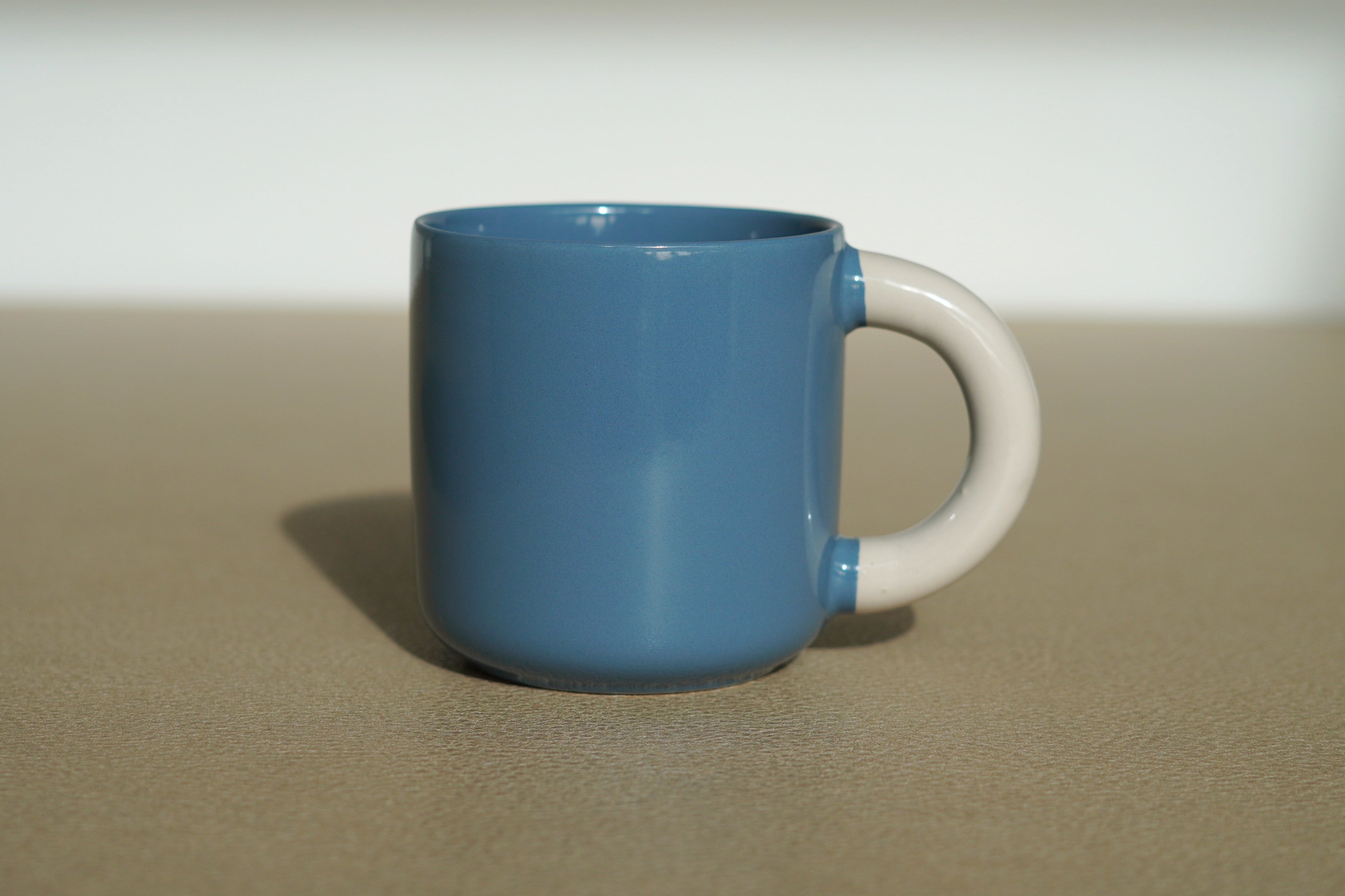 Mok Sky Blue lichtblauw zijaanzicht - Néva Living
